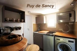 La cuisine est équipée d'un évier, d'une cuisinière et d'un lave-vaisselle. dans l'établissement Logements Chaîne des Puys avec garages attenants, à Clermont-Ferrand