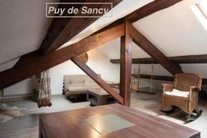 - un salon avec une table et un canapé dans l'établissement Logements Chaîne des Puys avec garages attenants, à Clermont-Ferrand