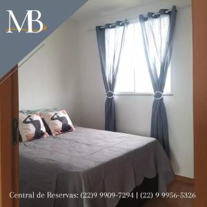 1 dormitorio con cama y ventana en Cabo frio - Apartamento - Casa en Cabo Frío