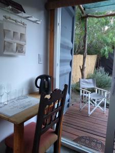 una mesa y sillas en una terraza con mesa y sillas en Aguaymanto, en Cuchilla Alta