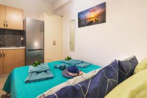kuchnia ze stołem i ręcznikami w obiekcie Apolafsi Apartments 2 New with kitchen w Chanii +27 zdjęć