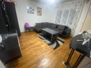 uma sala de estar com um sofá e uma mesa em Iliovski Inn - Just Like Home em Prilepo