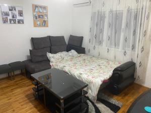 salon z łóżkiem i kanapą w obiekcie Iliovski Inn - Just Like Home w mieście Prilep