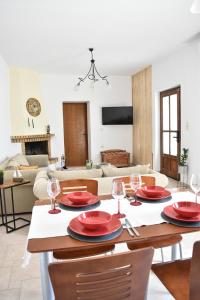 una sala de estar con una mesa con platos rojos. en Raeti Cretan Guesthouse, en Moírai