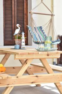 una mesa de picnic con una hamaca encima en Raeti Cretan Guesthouse, en Moírai