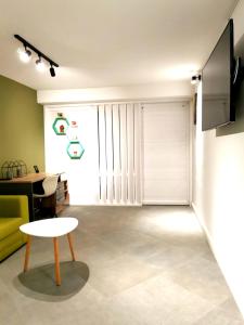- un salon avec un canapé jaune et une table dans l'établissement Uranus Studio, à Piatra Neamţ