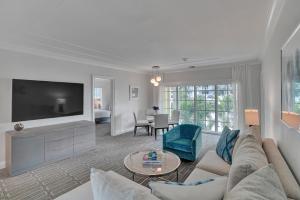 sala de estar con sofá y TV en The Pillars Hotel & Club en Fort Lauderdale