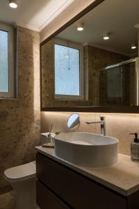 baño con lavabo grande y espejo en Mini City Escape en Rodas