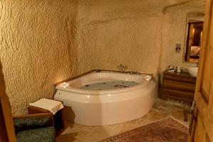 bagno con vasca e lavandino di Feris Cave Hotel a Nevşehir