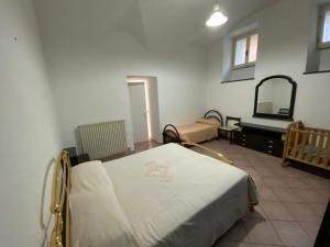 ein Krankenhauszimmer mit einem Bett und einem Spiegel in der Unterkunft casa 102 in Finale Ligure