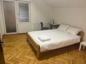 - une chambre avec un lit, un bureau et une chaise dans l'établissement 中华楼 -, à Belgrade
