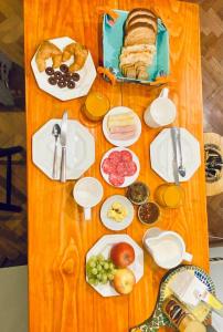 una mesa cubierta con platos de comida y pan en Bed & Breakfast Lastarria, en Santiago
