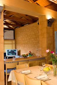 Restoran atau tempat makan lain di Ariadne - Apokoron Villa with 2 Large Private Pools and Great Views