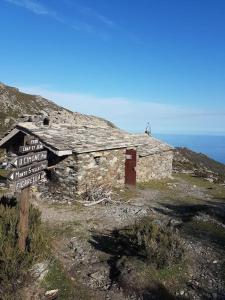 an old stone building on top of a mountain at bien situé entre mer et montage in Santa-Maria-di-Lota