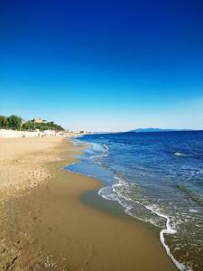 een strand met de oceaan en een blauwe lucht bij Loc.Cioccaie in Grosseto