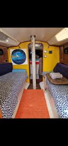 una sala de tren con 2 camas y una alfombra roja en El barquito de arrecife, en Arrecife