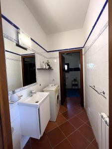 een badkamer met een wastafel en een wasmachine bij Loc.Cioccaie in Grosseto