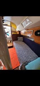 Habitación con cama en la parte trasera de un autobús en El barquito de arrecife, en Arrecife