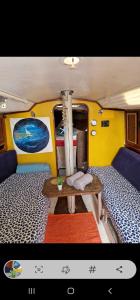 una habitación con una mesa y un sofá en una furgoneta en El barquito de arrecife, en Arrecife