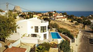 卡爾佩的住宿－Modern luxury villa Paradise，白色房子和海洋的空中景色