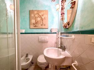 łazienka z umywalką i toaletą w obiekcie Forte 09 w mieście Forte dei Marmi