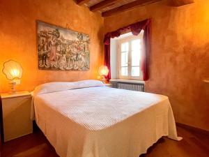 sypialnia z łóżkiem i oknem w obiekcie Forte 09 w mieście Forte dei Marmi