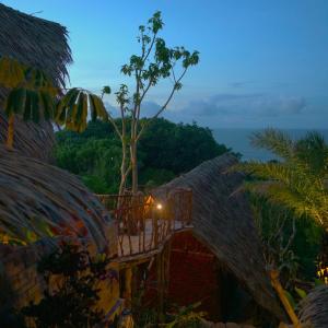 Ama Awa Resort في Kemadang: غرفة مع شرفة مطلة على المحيط