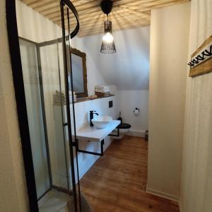 ein Bad mit einem Waschbecken und einem Spiegel in der Unterkunft Seenswert - Vegane Pension und Ferienwohnungen am Ammersee in Pähl