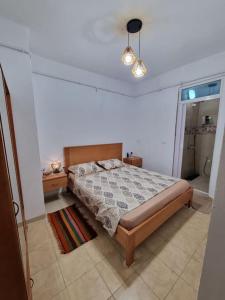 馬赫迪耶的住宿－Appartement vue mer，卧室配有一张床