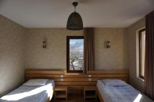 1 Schlafzimmer mit 2 Betten und einem Fenster in der Unterkunft Mestia Panorama in Mestia