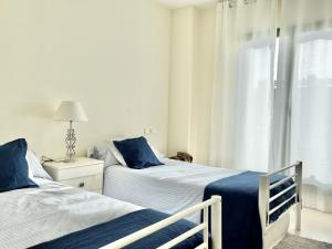 Łóżko lub łóżka w pokoju w obiekcie ATICO EN SOTOGRANDE