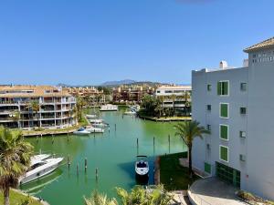 widok na marinę z łodziami na wodzie w obiekcie ATICO EN SOTOGRANDE w mieście Sotogrande