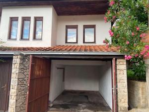 un garaje con una puerta de garaje y una casa en Villa Tajra Stolac, en Stolac