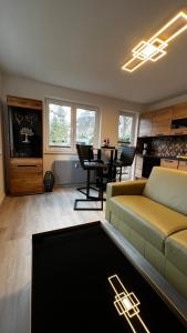 グラール・ミューリッツにあるHaus Malta Wohnung 11, 300m zum Strandのソファとテーブルのあるリビングルーム