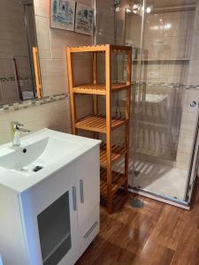a bathroom with a sink and a shower at 180 Home. Rincón de Triana in Seville