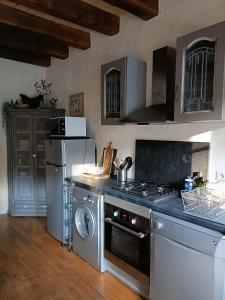 kuchnia z kuchenką, pralką i suszarką w obiekcie Villa Paris w mieście Prats-du-Périgord