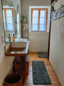 W łazience znajduje się umywalka i lustro. w obiekcie Villa Paris w mieście Prats-du-Périgord