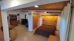 um quarto com uma cama e uma parede de madeira em El Peñoncico em Riópar