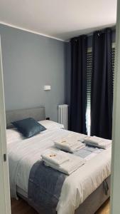 1 dormitorio con 1 cama con 2 almohadas en Le Chicche del Porto Riviera en Génova