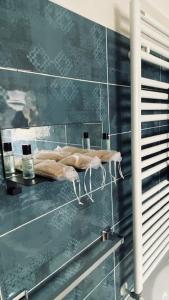 een badkamer met een plank met handdoeken bij Le Chicche del Porto Riviera in Genua