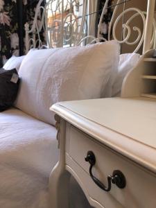 ベルファストにあるQueens Quarter holiday homesの白い枕が付いた白いベッド