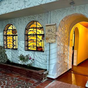 H&L BOUTIQUE في بوغوتا: مبنى به نافذتين و عليه لافته
