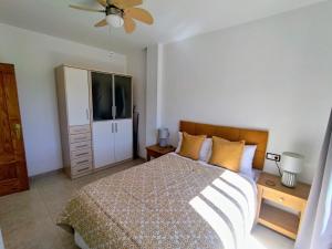 1 dormitorio con 1 cama, vestidor y TV en Apartment-in-turre-andalucia, en Turre