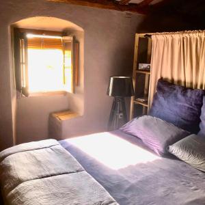 - une chambre avec un lit, une fenêtre et un lit sidx sidx dans l'établissement Palou 1900 Garraf, à Sant Pere de Ribes