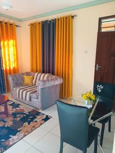 een woonkamer met een bank en een tafel bij Carol's homes in Mombasa