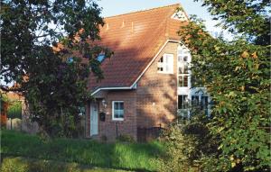 ドルム・ノイフェルトにあるAmazing Home In Wurster Nordseekste With 3 Bedrooms And Wifiの煉瓦造りの煉瓦屋根
