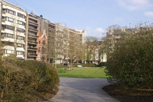 um parque em frente a um grande edifício de apartamentos em Ostend Zen em Oostende