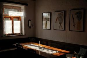 - une salle à manger avec une table et une bougie dans l'établissement Stilvolles Landhaus im Dreiländereck, à Felsőszölnök