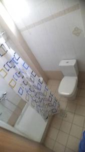 bagno con servizi igienici bianchi in camera di Shadow of Olympus a Olympiakí Aktí