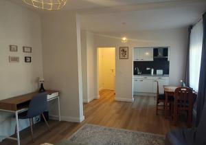 a living room with a dining room table and a kitchen at Elegante Einzimmerwohnung in Flensburg